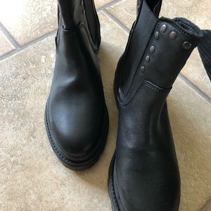 Black leather boots Danassa made in Portugal tag missing on one see pictures